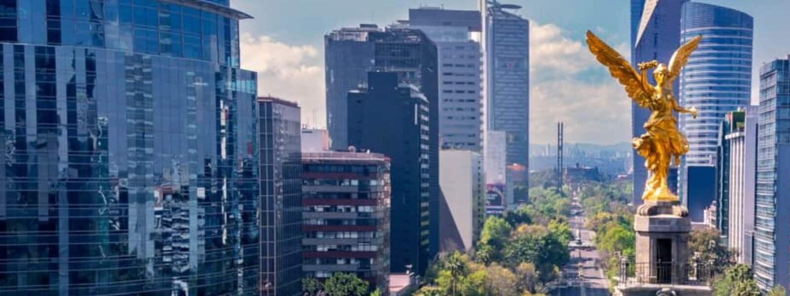 Angel de la Independencia y edificios corporativos de la Ciudad de Mexico, simbolo del desarrollo urbano e inversion en infraestructura