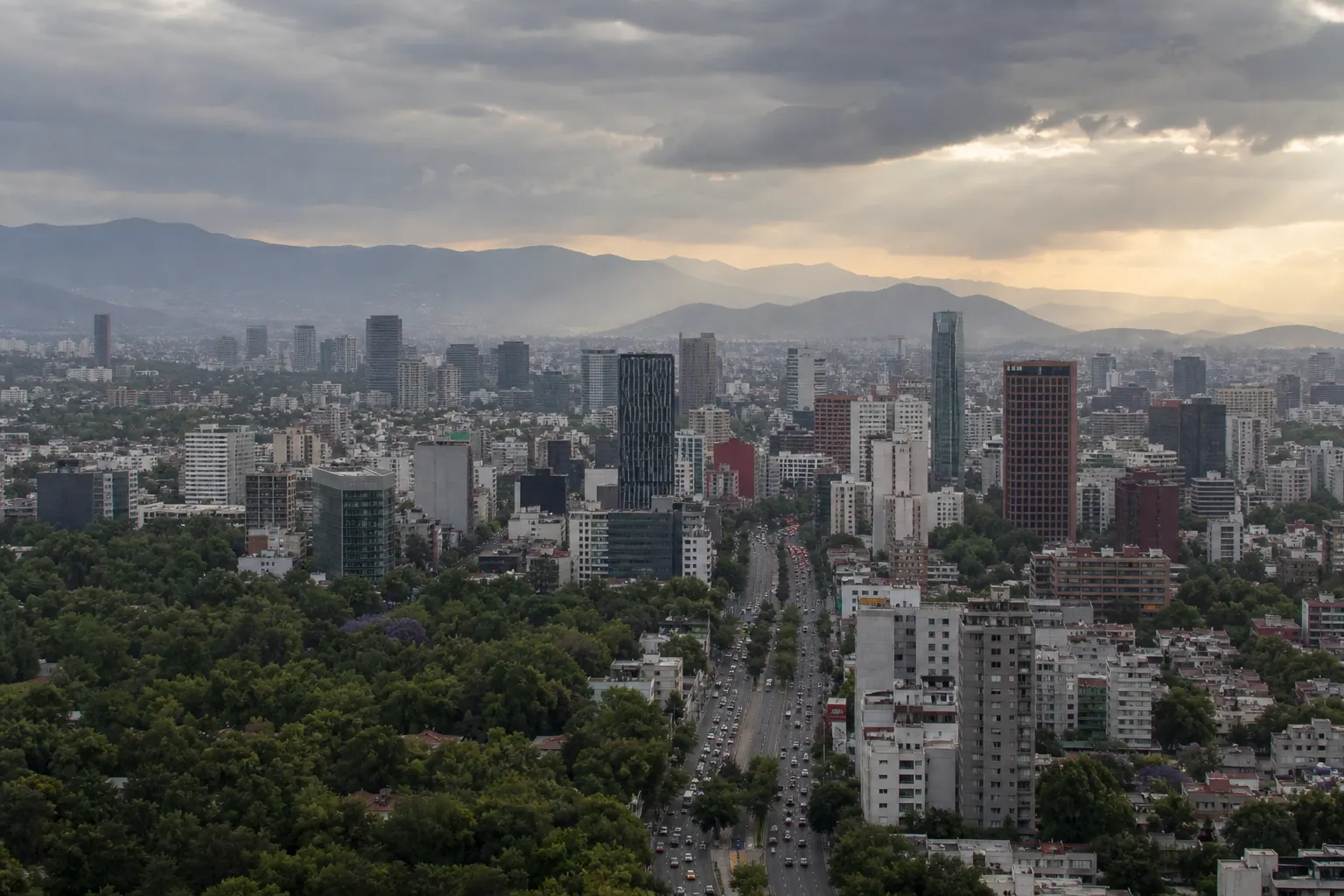 Vista de la Ciudad de México con nubosidad y contaminación atmosférica en el Valle de México