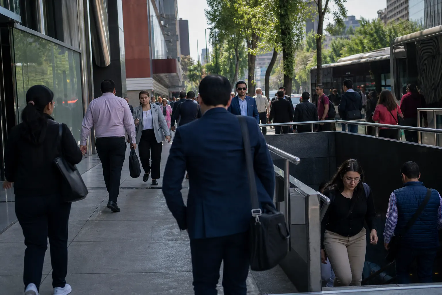 Personas trabajadoras se desplazan por una zona comercial de la Ciudad de México
